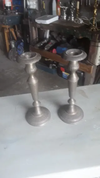 Juego de candelabros alto 27 ancho 9.