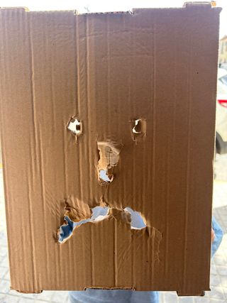 Caja de cartón con cara de miedo