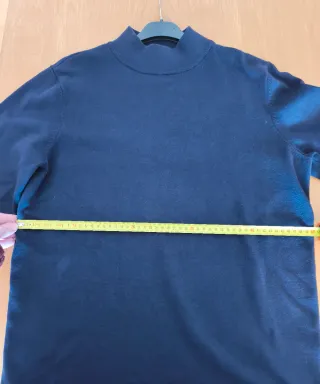 Jersey azul cuello cisne