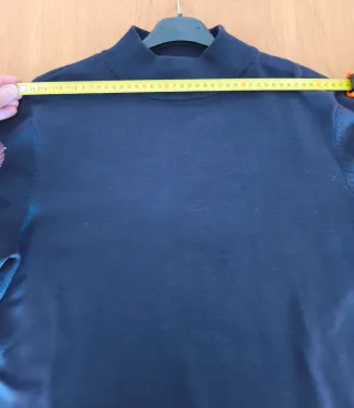 Jersey azul cuello cisne