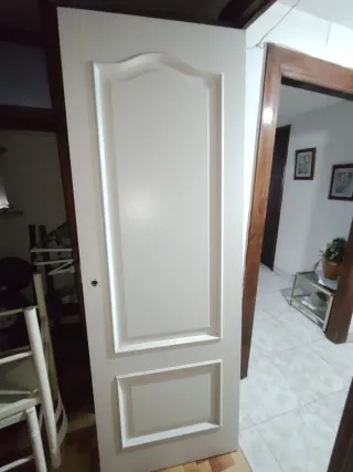4 Puertas Interiores Blancas, una con cristal.