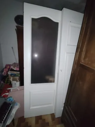 4 Puertas Interiores Blancas, una con cristal.