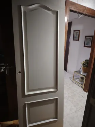 4 Puertas Interiores Blancas, una con cristal.