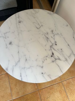 Mesa de centro redonda mármol y metal dorado