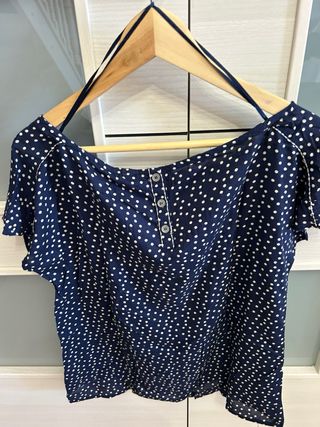 Blusa azul con lunares blancos