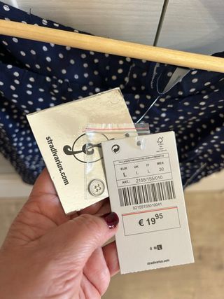 Blusa azul con lunares blancos