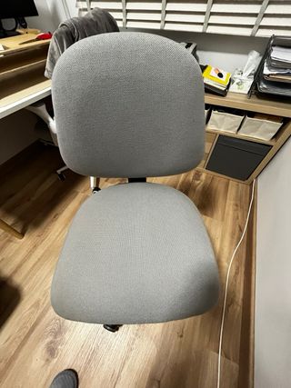 Silla de oficina ergonómica gris