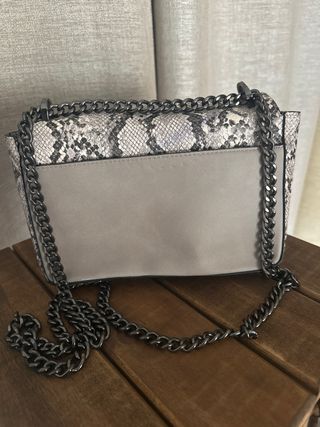 Bolso Victoria's Secret estampado serpiente.