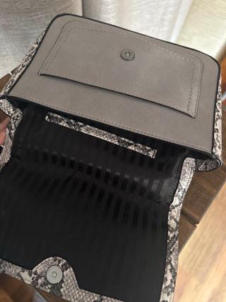 Bolso Victoria's Secret estampado serpiente.