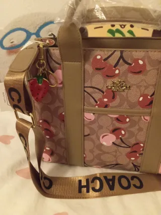 Bolso nuevo con fresas