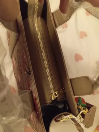 Bolso nuevo con fresas