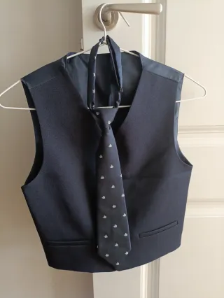 Traje comunión azul marino con detalles dorados