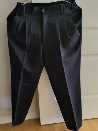 Traje comunión azul marino con detalles dorados