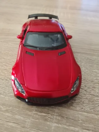 Coche de metal rojo juguete