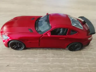 Coche de metal rojo juguete