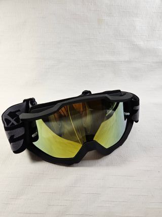 Gafas de esquí negras con lente espejada