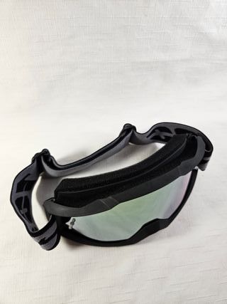 Gafas de esquí negras con lente espejada