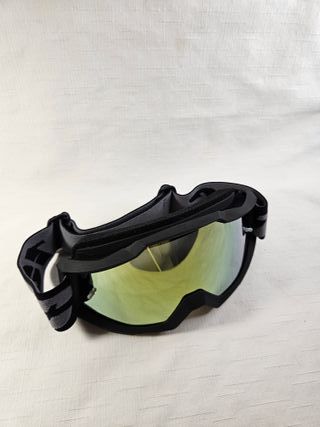 Gafas de esquí negras con lente espejada