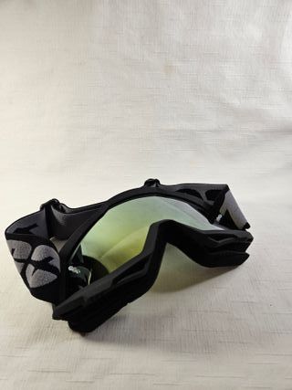 Gafas de esquí negras con lente espejada