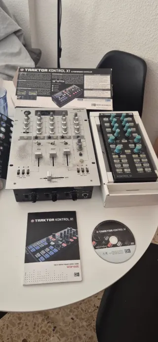 Controladora DJ Native y mesa de mezclas Akimaya