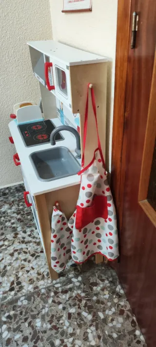 Piccola cucina in legno per bambini