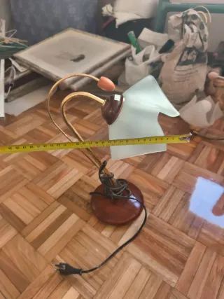 Lamparita de mesa dorada y madera