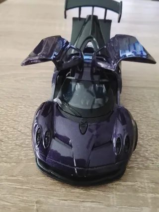 Coche de metal morado juguete