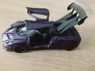 Coche de metal morado juguete