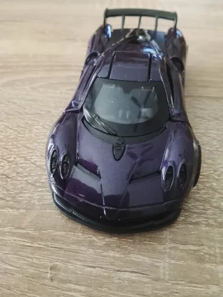 Coche de metal morado juguete