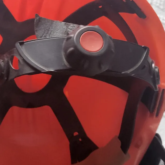 Casco naranja con pantalla protectora