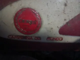 Moto Antigua Roja y Blanca