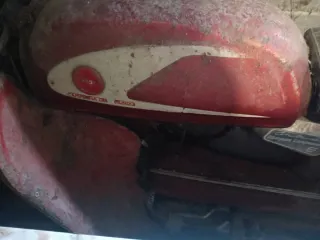 Moto Antigua Roja y Blanca