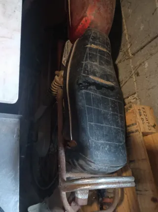 Moto Antigua Roja y Blanca