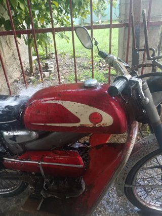Moto Antigua Roja y Blanca