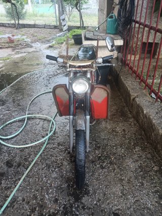 Moto Antigua Roja y Blanca