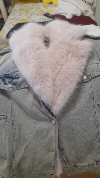 Cazadora vaquera con cuello de pelo beige