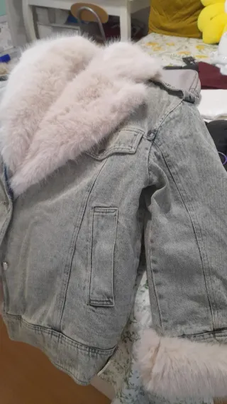 Cazadora vaquera con cuello de pelo beige