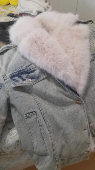 Cazadora vaquera con cuello de pelo beige