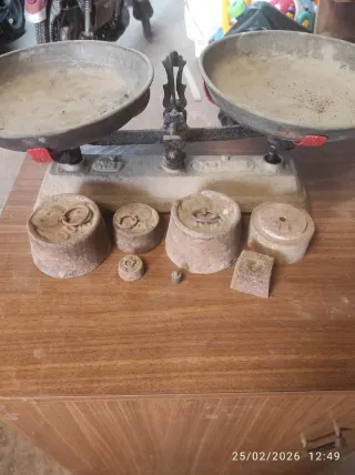 Balanza antigua con pesas