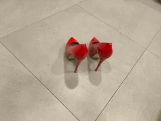 Zapatos de tacón rojos