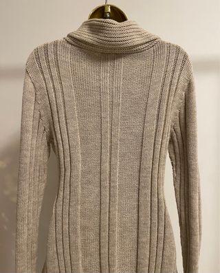 Vestido malha bege com gola alta