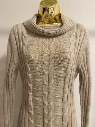 Vestido malha bege com gola alta