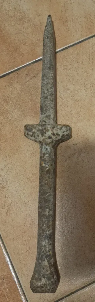 Yunque antiguo para picar guadañas