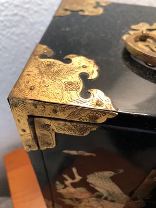 Mueble Joyero Negro con Detalles Dorados con music