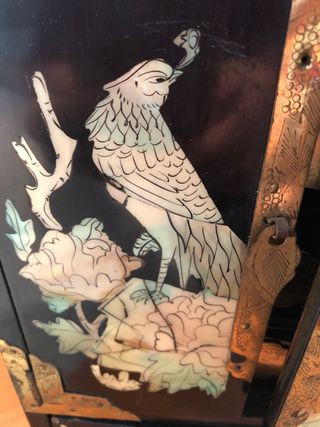 Mueble Joyero Negro con Detalles Dorados con music