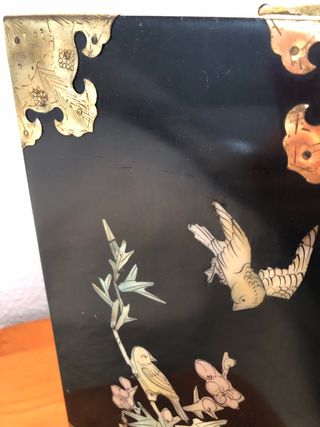 Mueble Joyero Negro con Detalles Dorados con music