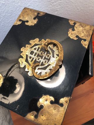 Mueble Joyero Negro con Detalles Dorados con music