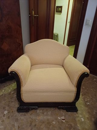 Sillón tapizado beige con estructura de madera