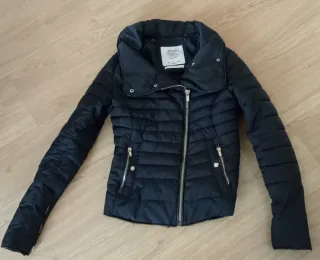 Chaqueta acolchada Bershka negra y con cremade