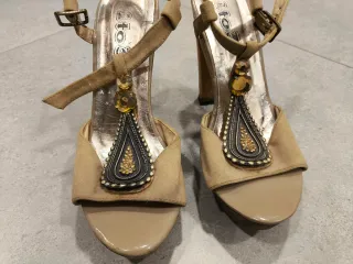 Sandalias de tacón beige y doradas, madera.